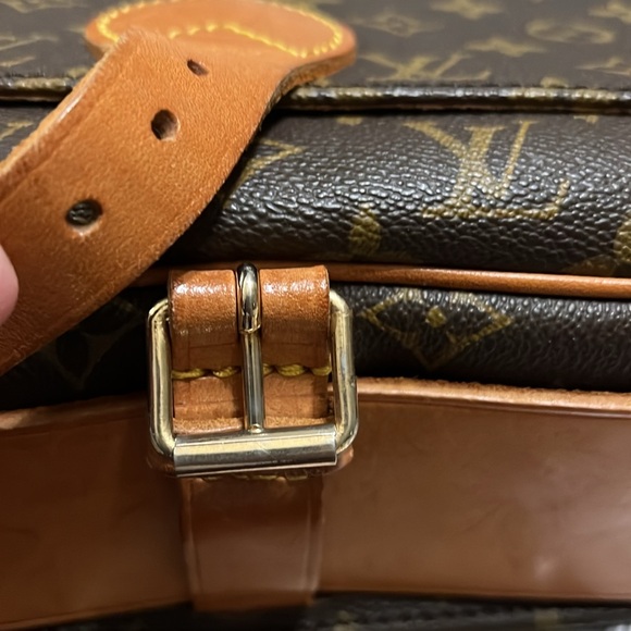 Louis Vuitton crossbody bag - Picture 4 of 11